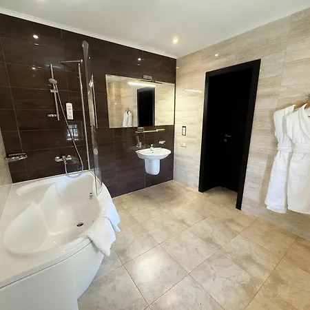 Alexandrovskiy Hotel 4*