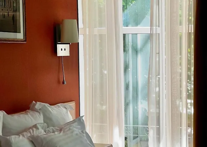 Alexandrovskiy Hotell 4*